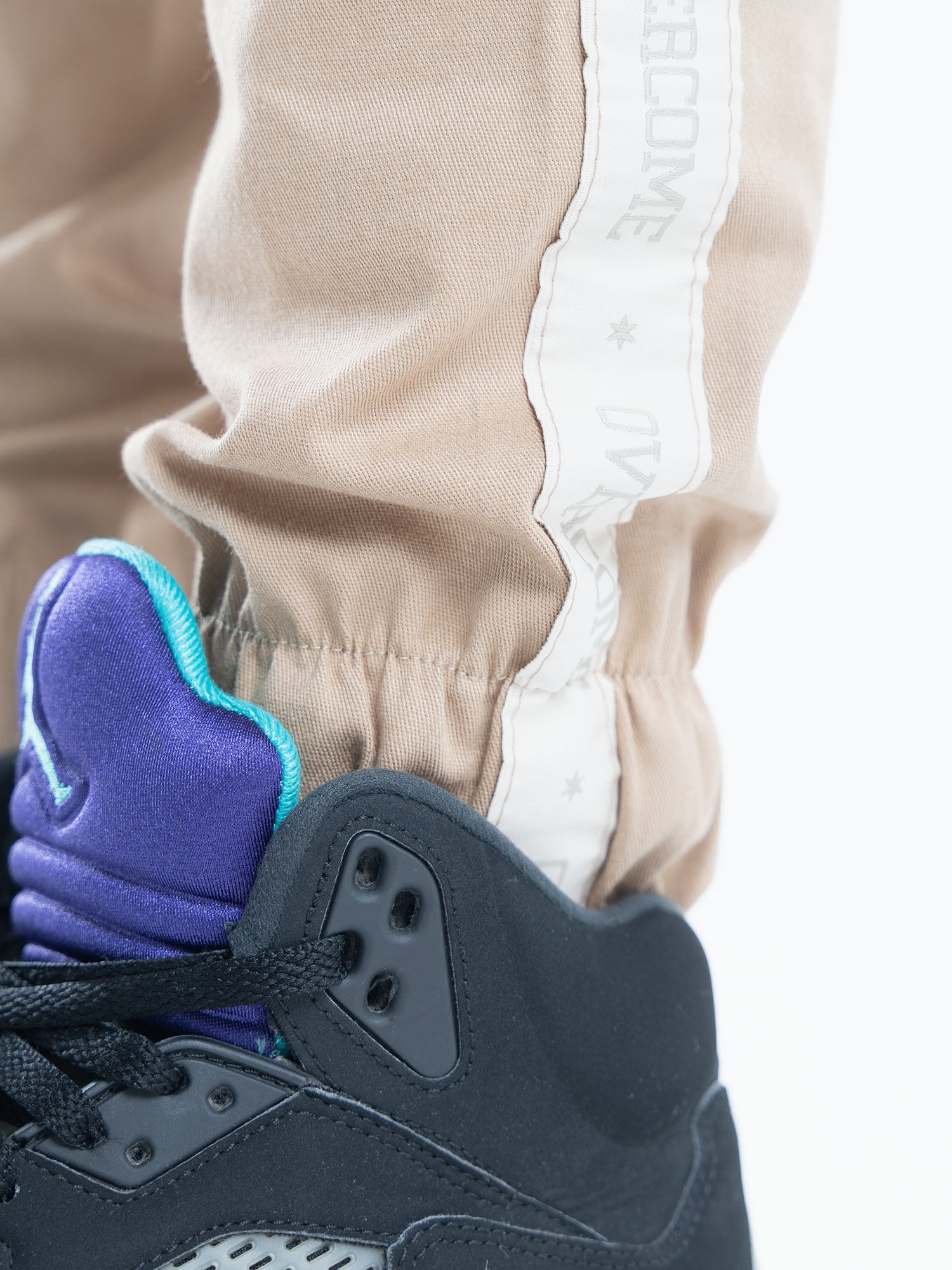 Calça Jogger Overcome Faixas Bege