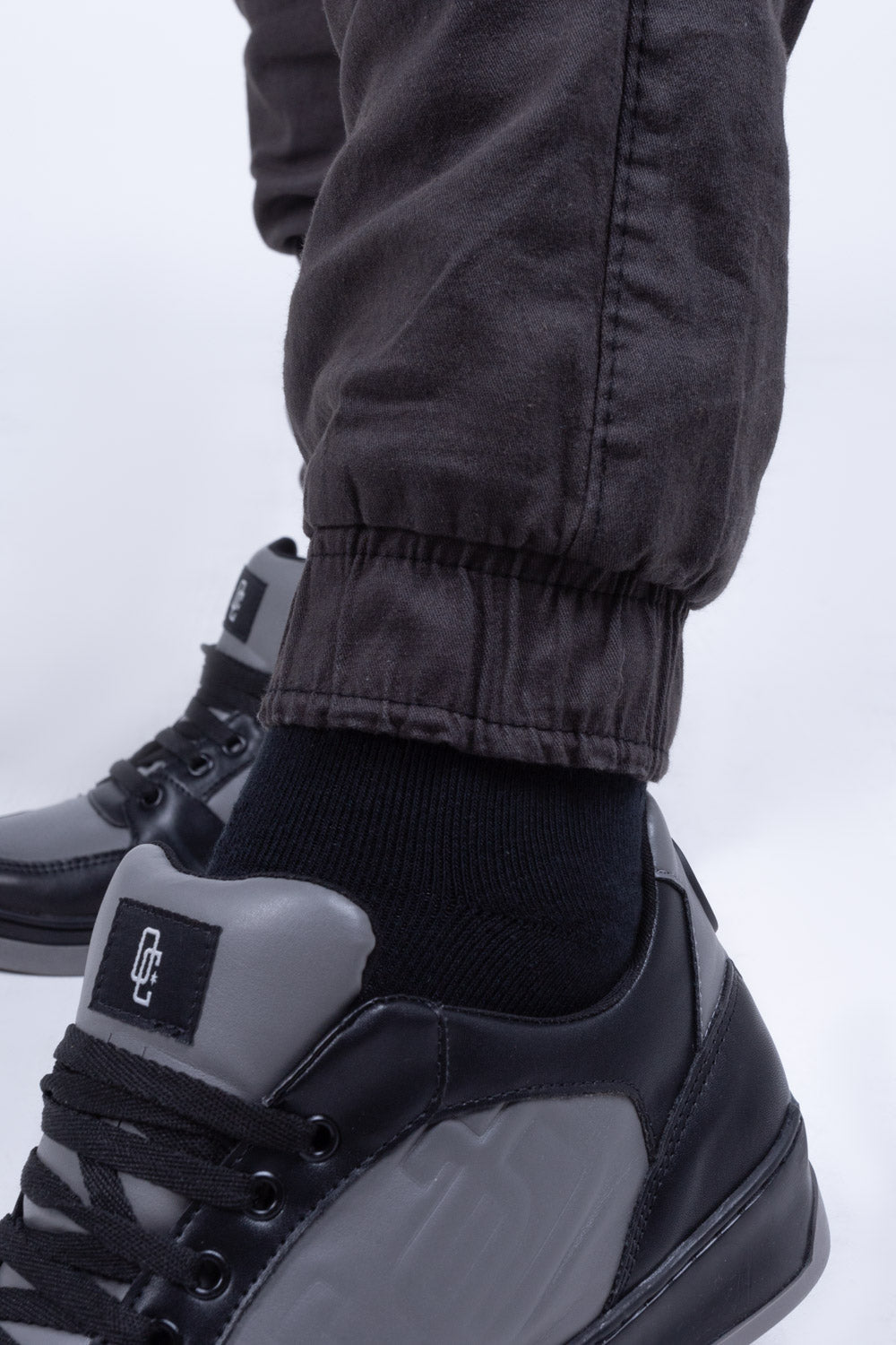 Calça Jogger Overcome "Logo" Cinza Chumbo